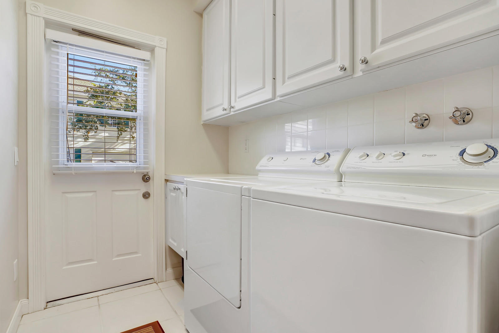 144 Radcliffe Court Jupiter, FL 33458 - Photo 15 of 28 a utility room with dryer and washer