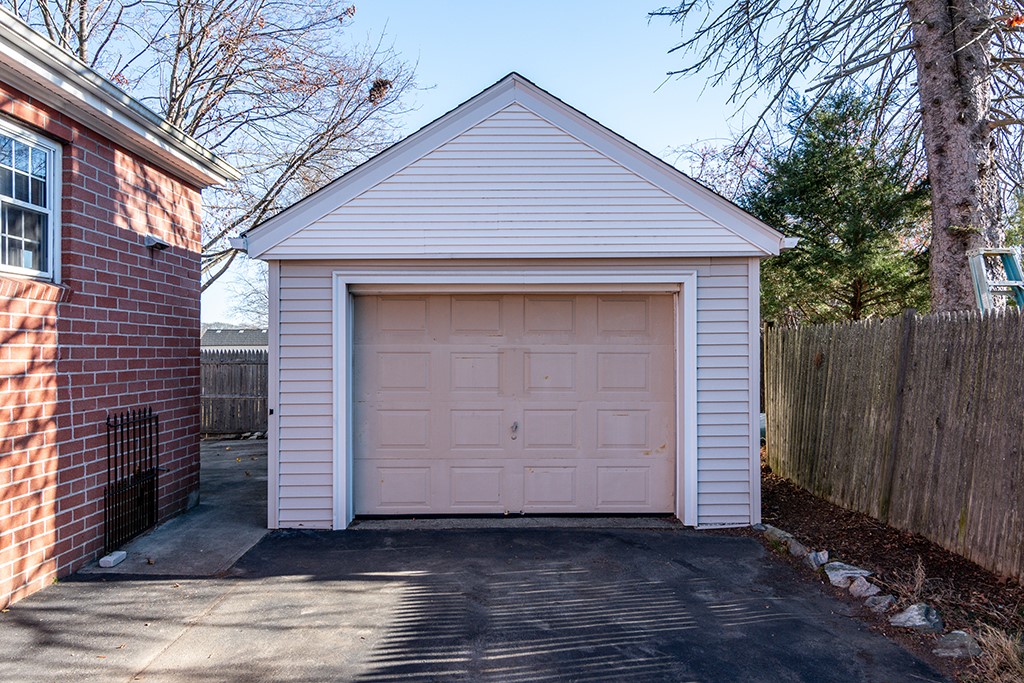 327 George Waterman Road Johnston, RI 02919 - Photo 3 of 23