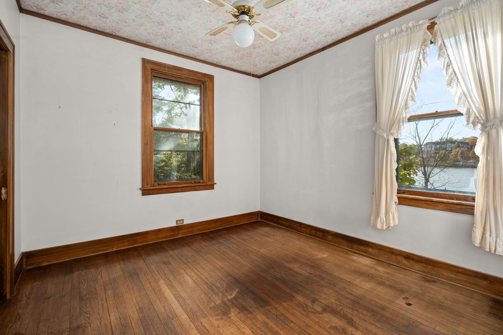 202 North Bennett Street Geneva, IL 60134 - Photo 14 of 40 an empty room with wooden floor and windows