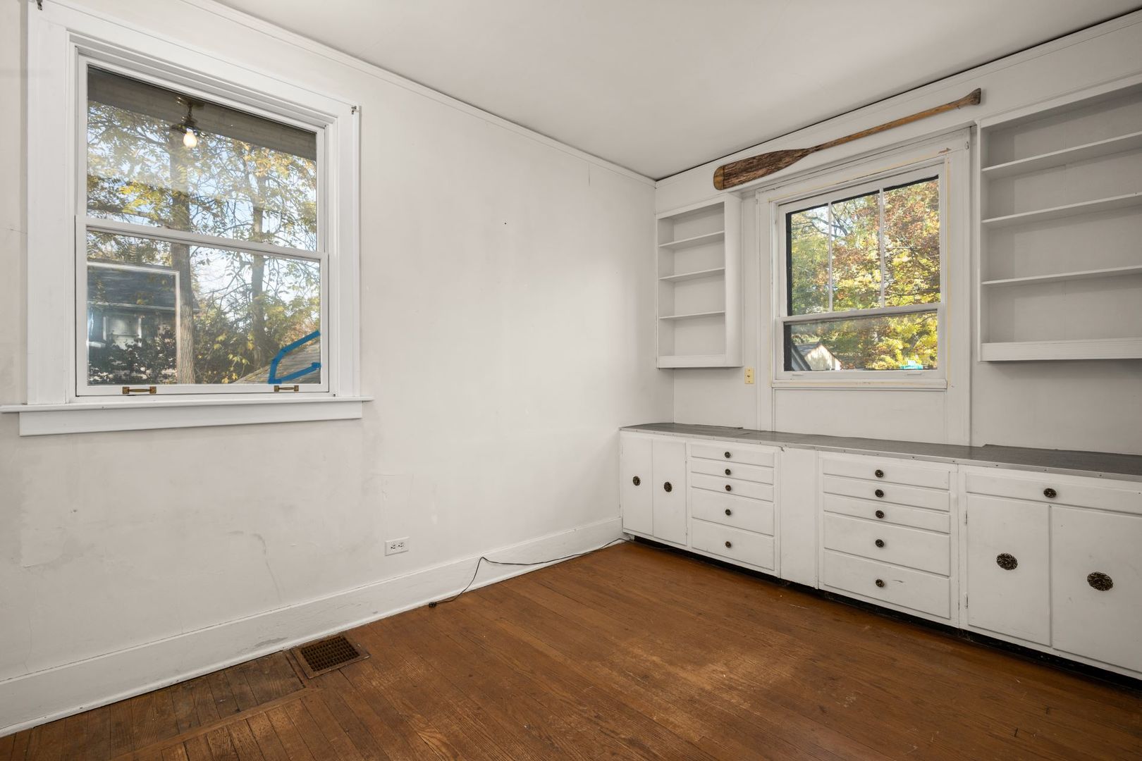 202 North Bennett Street Geneva, IL 60134 - Photo 15 of 40 an empty room with a window