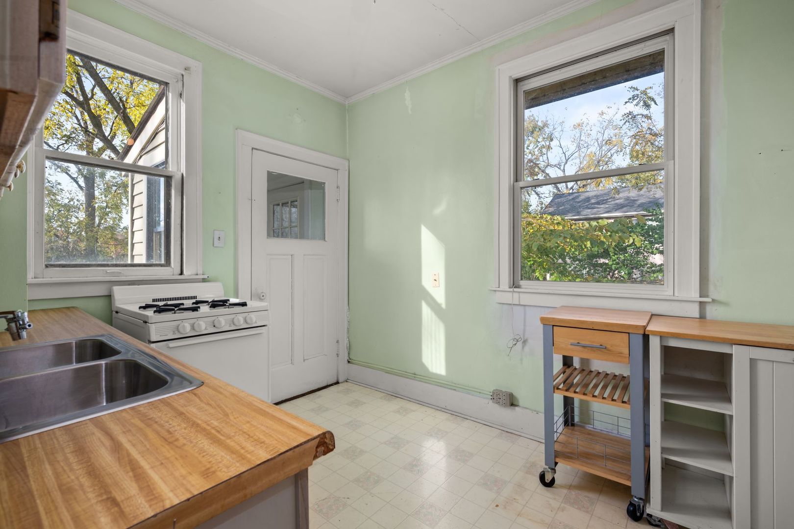 202 North Bennett Street Geneva, IL 60134 - Photo 17 of 40 a kitchen that has a sink and a stove