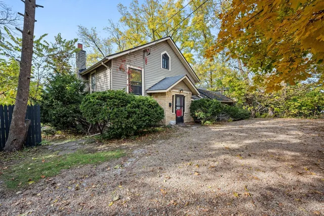 a view of a house with yard and plants