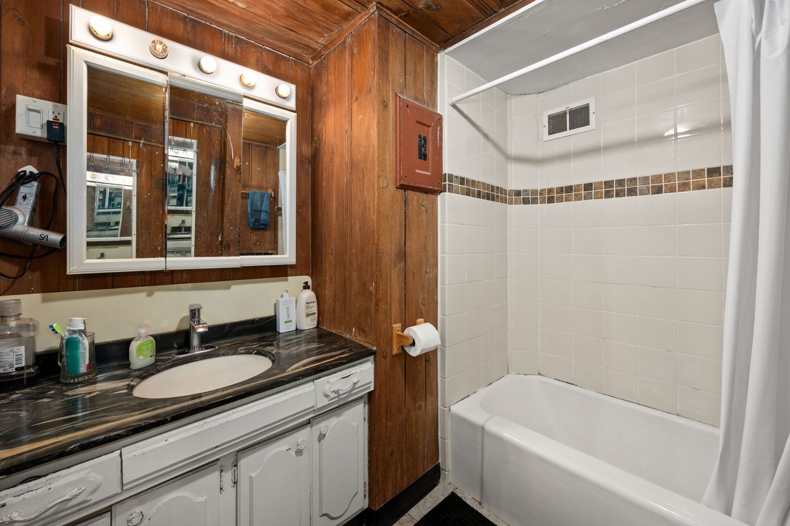 202 North Bennett Street Geneva, IL 60134 - Photo 26 of 40 a bathroom with a granite countertop sink a mirror and a bathtub