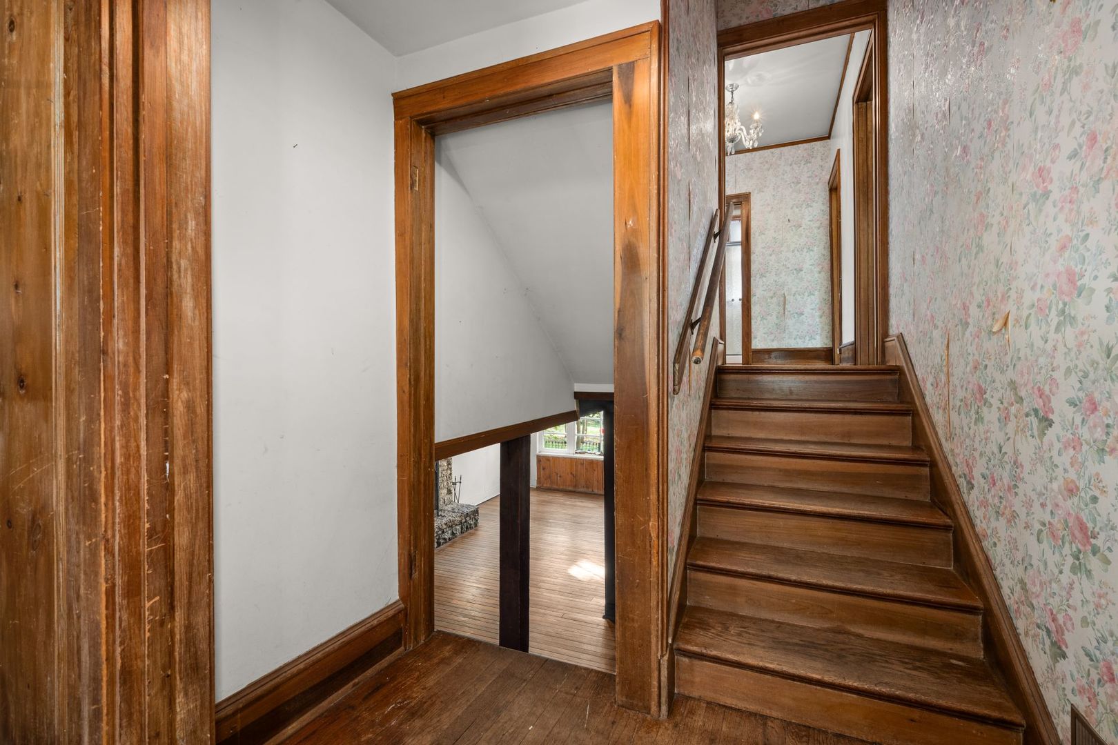 202 North Bennett Street Geneva, IL 60134 - Photo 4 of 40 a view of entryway and gallery with wooden floor