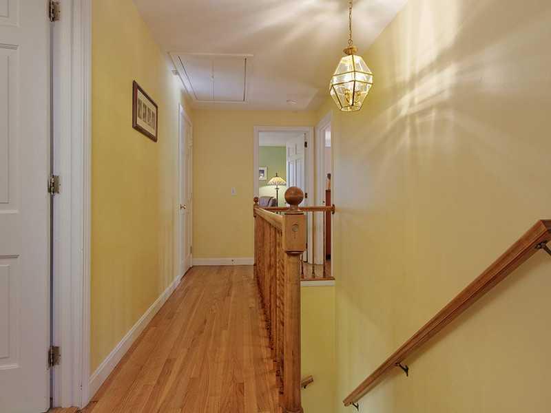 28 Tall Pine Road Cape Elizabeth, ME 04107 - Photo 19 of 34 Hallway.