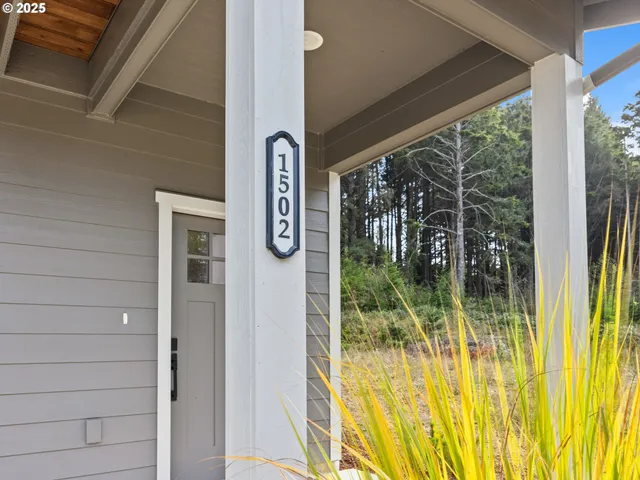 $439,000 | 1502 Southeast Marine Avenue, Lincoln City, OR 97367