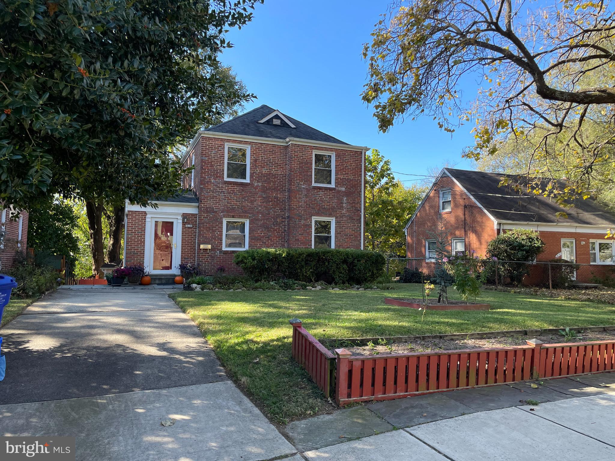 610 Ritchie Avenue Silver Spring, MD 20910 - Photo 4 of 33 Driveway and deep front yard