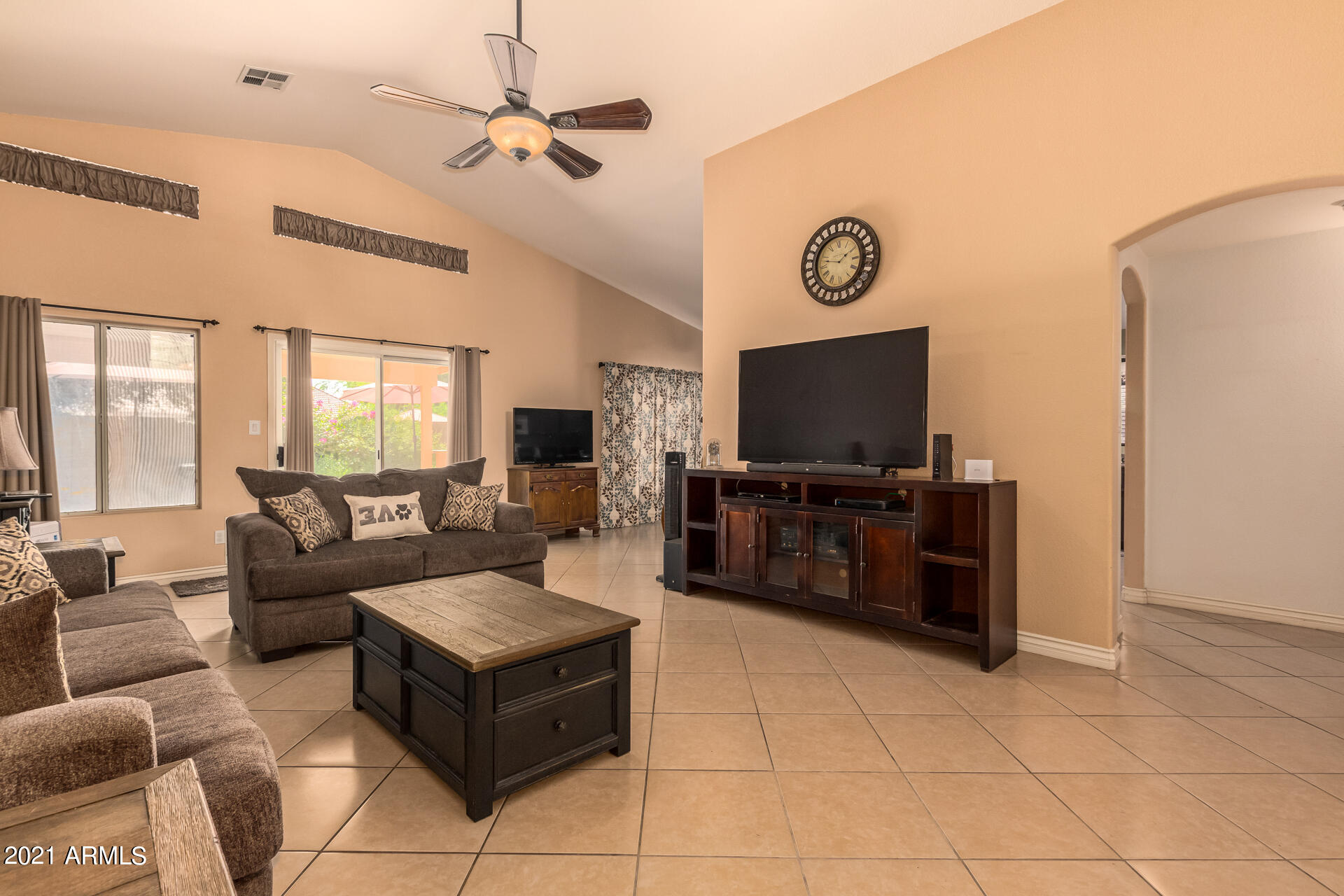 253 East Nunneley Road Gilbert, AZ 85296 - Photo 7 of 25 Living room