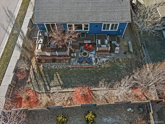 a view of a sign board with yard