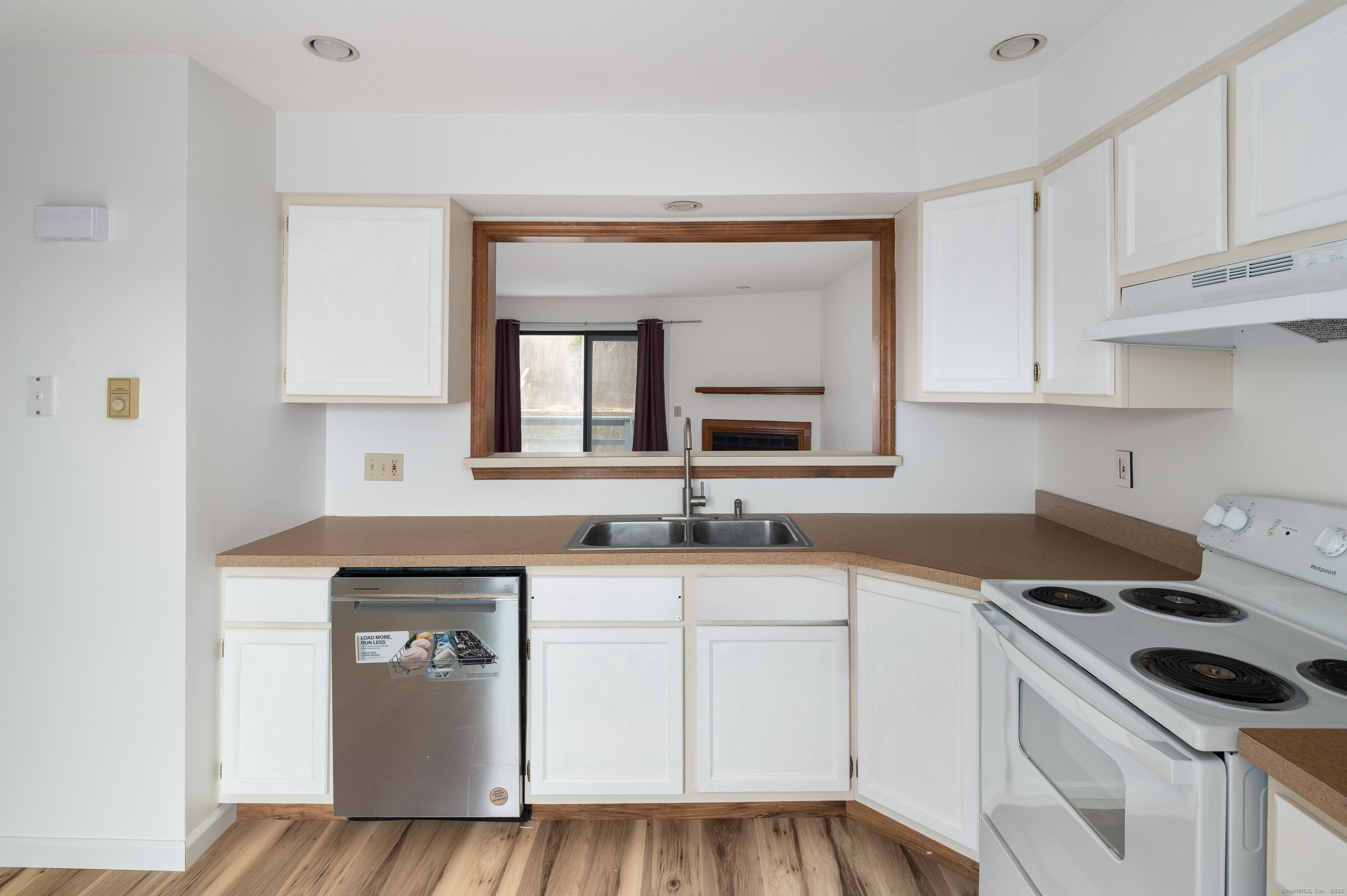 8 Driftway Road, Unit C1 Danbury, CT 06811 - Photo 6 of 23 a kitchen with granite countertop a sink a stove and cabinets