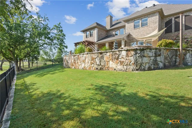 a view of a yard with brick house