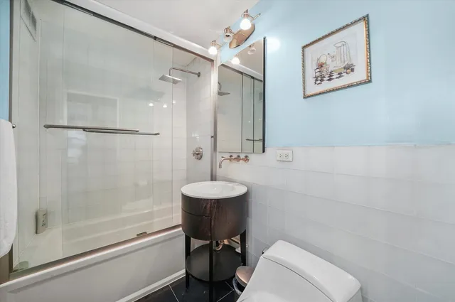 $325,000 | 247 East Chestnut Street, Unit 502, Chicago, IL 60611