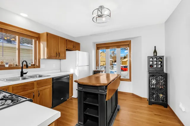 $395,000 | 4609 Heather Way North, Oakdale, MN 55128