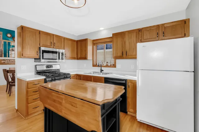 $395,000 | 4609 Heather Way North, Oakdale, MN 55128