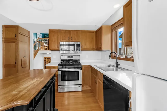 $395,000 | 4609 Heather Way North, Oakdale, MN 55128