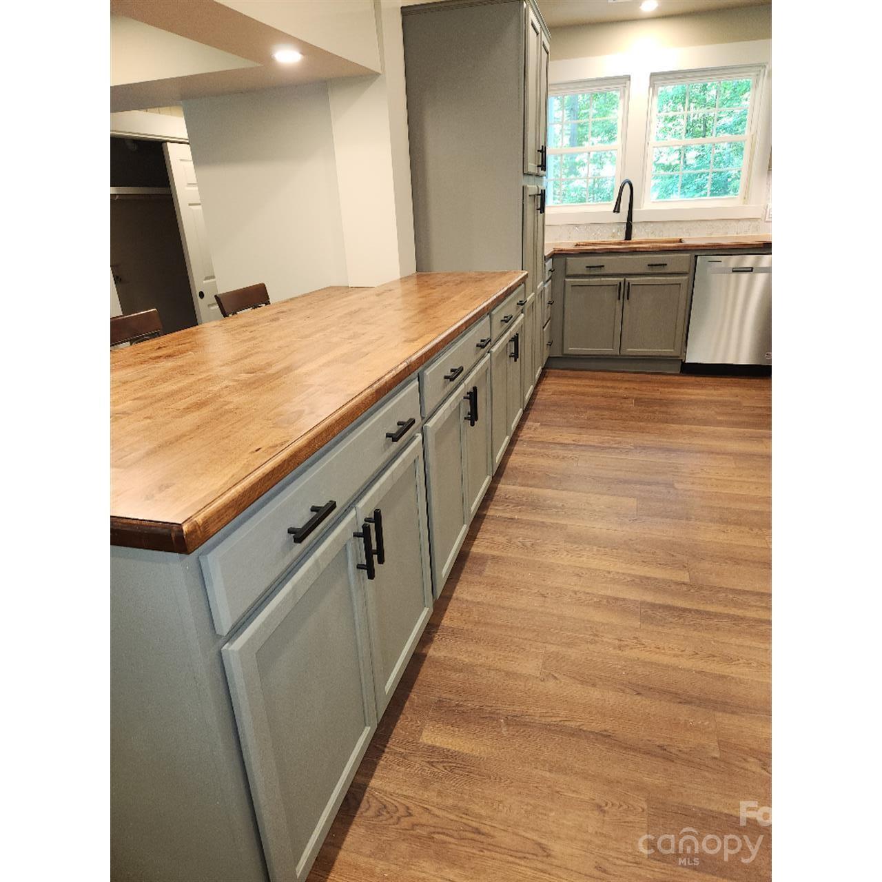 283 Robin Drive Marion, NC 28752 - Photo 10 of 30 a bathroom with a sink a mirror and a bathtub