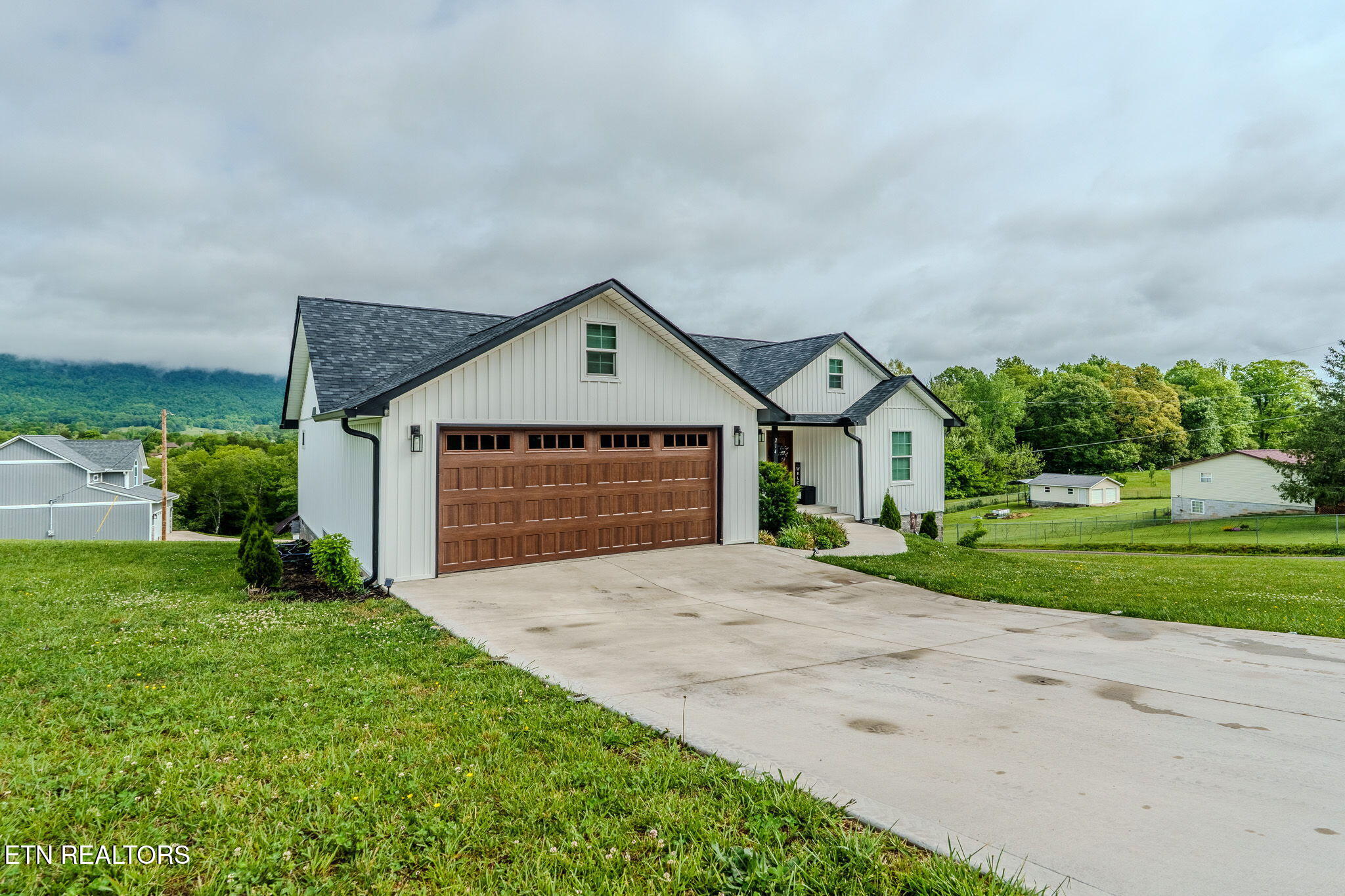 214 Morton Road La Follette, TN 37766 - Photo 2 of 37 2-web-or-mls-_DSC0999-HDR