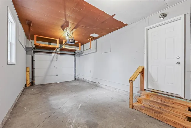 a view of a house with backyard and garden