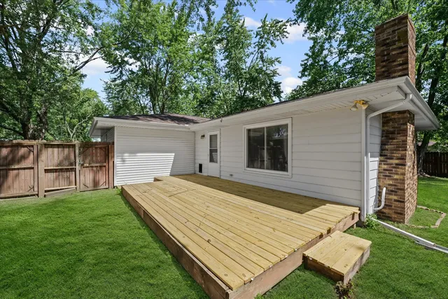 a view of a house with backyard