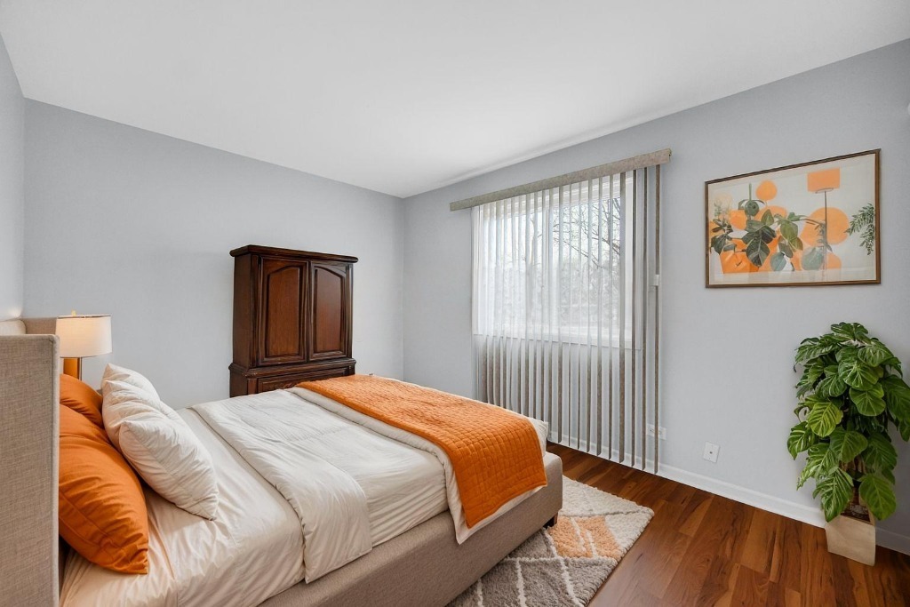 40 Huntingwood Road Matteson, IL 60443 - Photo 16 of 27 a bedroom with a bed and a painting on the wall