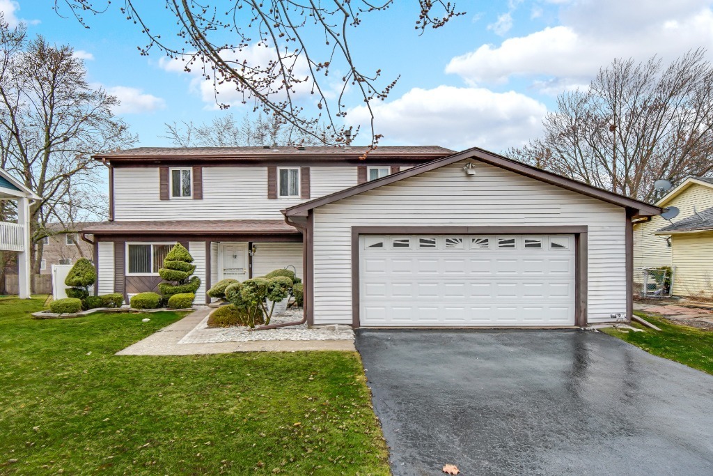 40 Huntingwood Road Matteson, IL 60443 - Photo 2 of 27 a front view of a house with garden