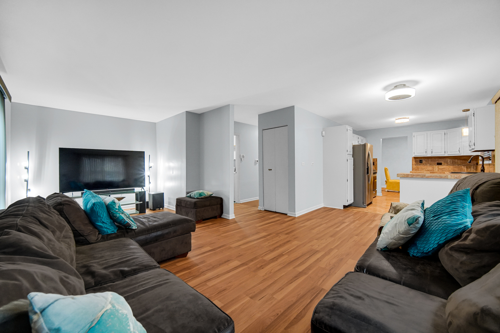 40 Huntingwood Road Matteson, IL 60443 - Photo 6 of 27 a living room with furniture and a flat screen tv