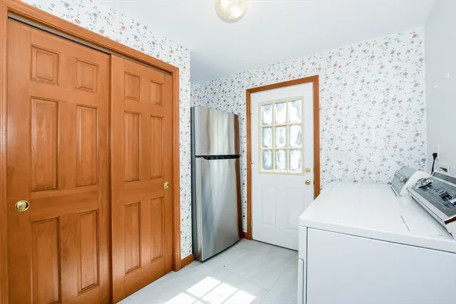 a view of utility room