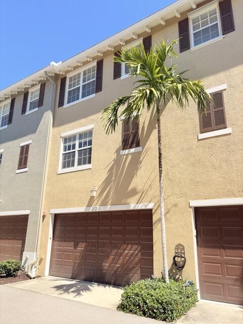 110 West Coda Circle, Unit 110 Delray Beach, FL 33444 - Photo 3 of 42 a front view of a house with a yard