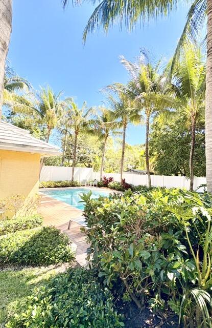 110 West Coda Circle, Unit 110 Delray Beach, FL 33444 - Photo 37 of 42 a view of an ocean and a yard