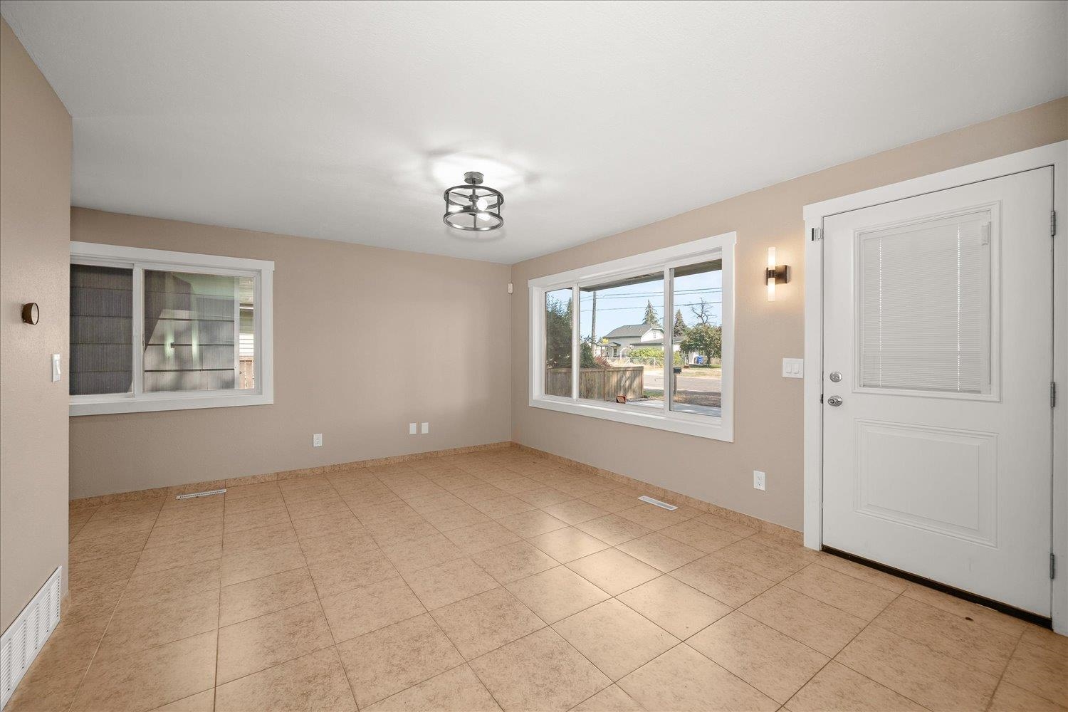 8209 East Indiana Avenue Spokane Valley, WA 99212 - Photo 6 of 48
