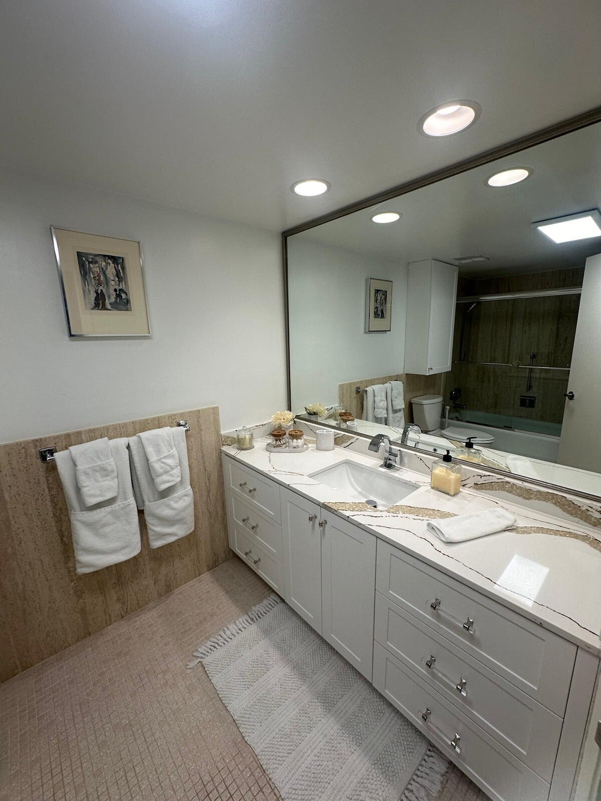 2066 North Ocean Boulevard, Unit 2NW Boca Raton, FL 33431 - Photo 15 of 25 2006 BATH