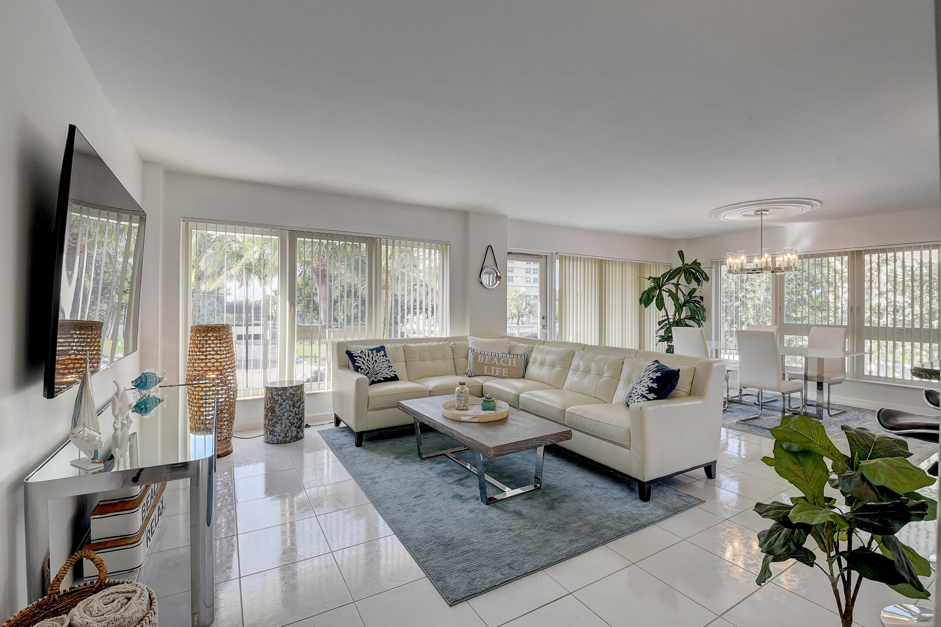 2066 North Ocean Boulevard, Unit 2NW Boca Raton, FL 33431 - Photo 2 of 25 LIVINROOM