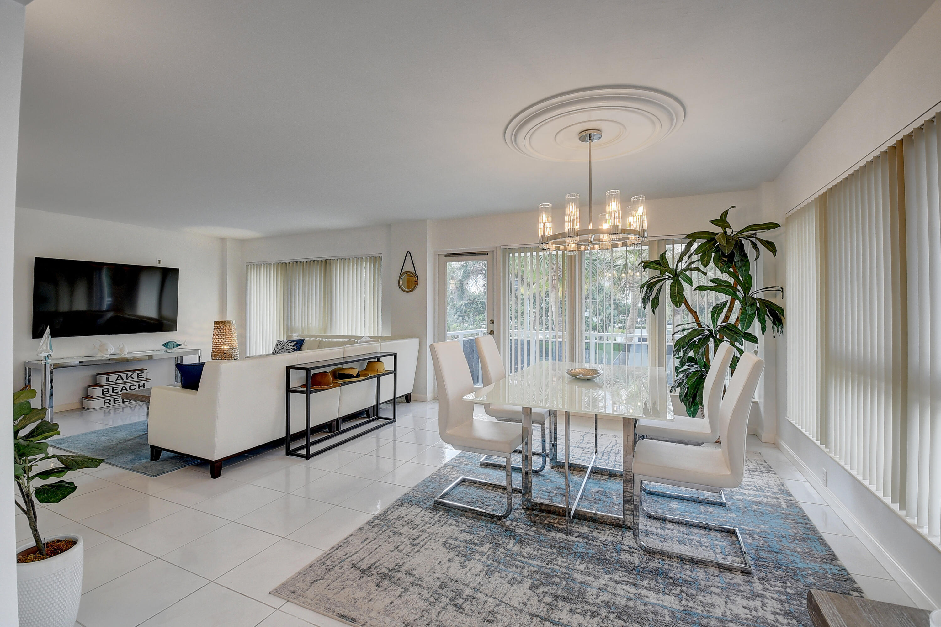 2066 North Ocean Boulevard, Unit 2NW Boca Raton, FL 33431 - Photo 5 of 25 LIVINROOM/FAMILY