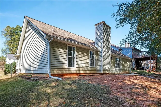 a view of a house with backyard and swimming pool