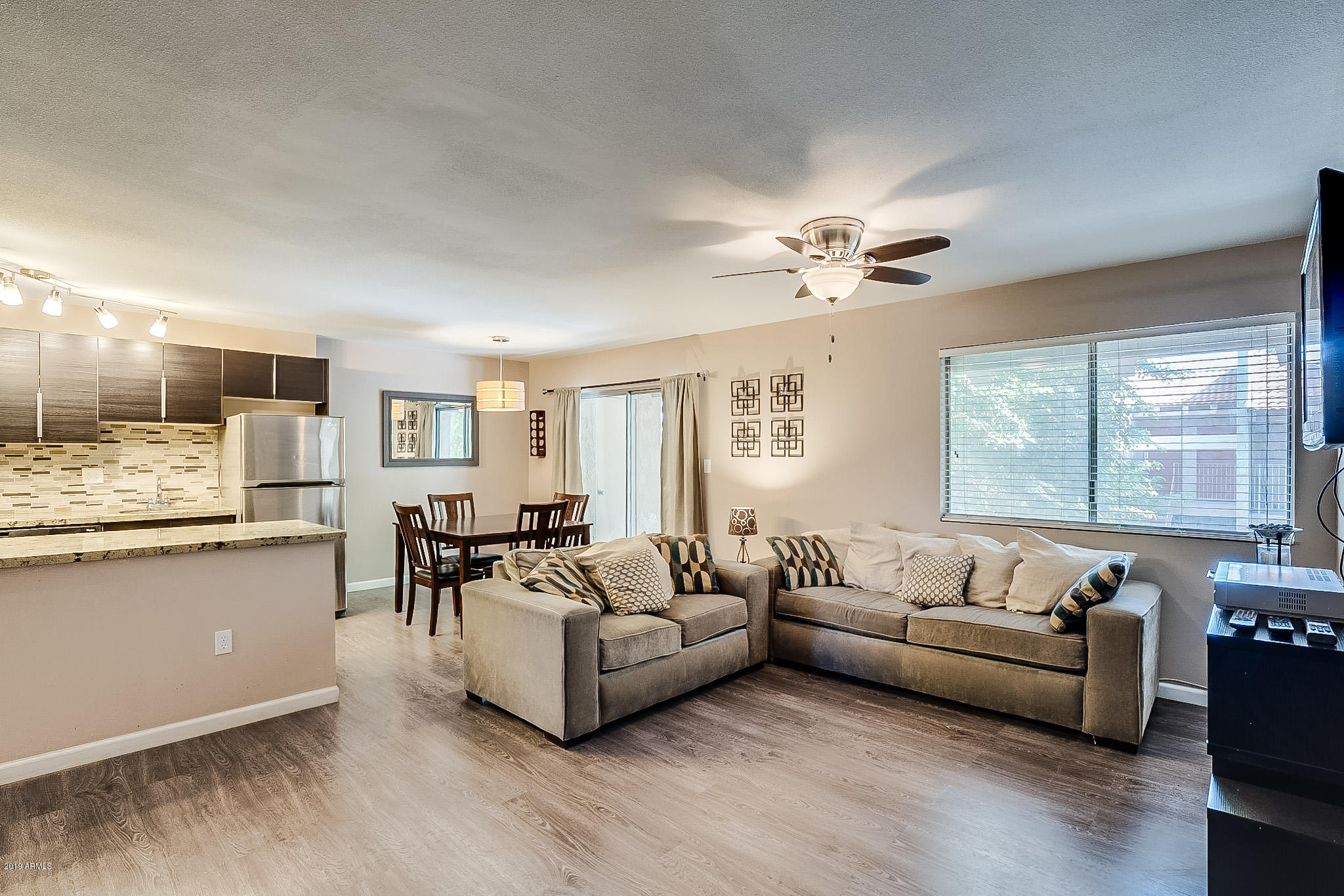 5525 East Thomas Road, Unit L6 Phoenix, AZ 85018 - Photo 3 of 26 Greatroom
