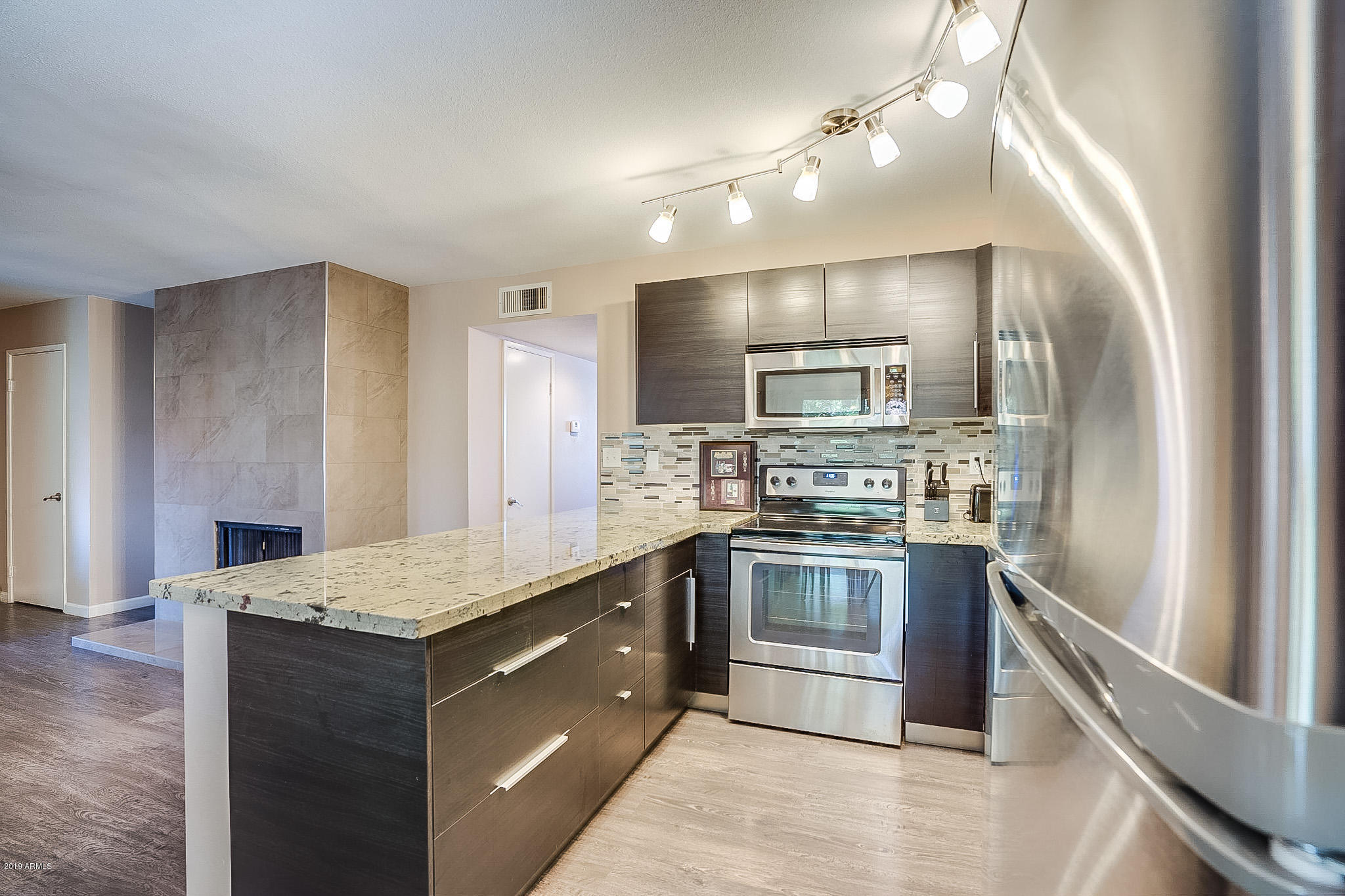5525 East Thomas Road, Unit L6 Phoenix, AZ 85018 - Photo 9 of 26 Spacious Kitchen