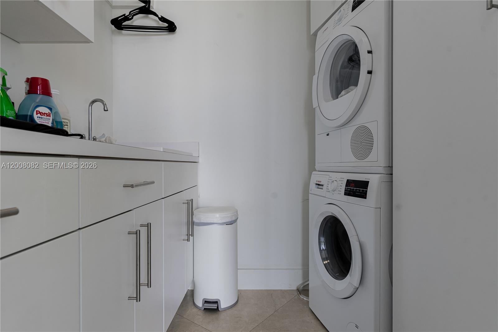 200 Biscayne Blvd Way, Unit 5001 Miami, FL 33131 - Photo 27 of 53 a utility room with dryer and washer