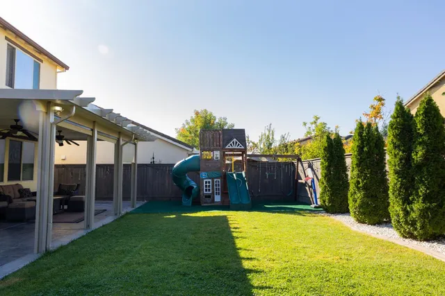 a view of a backyard