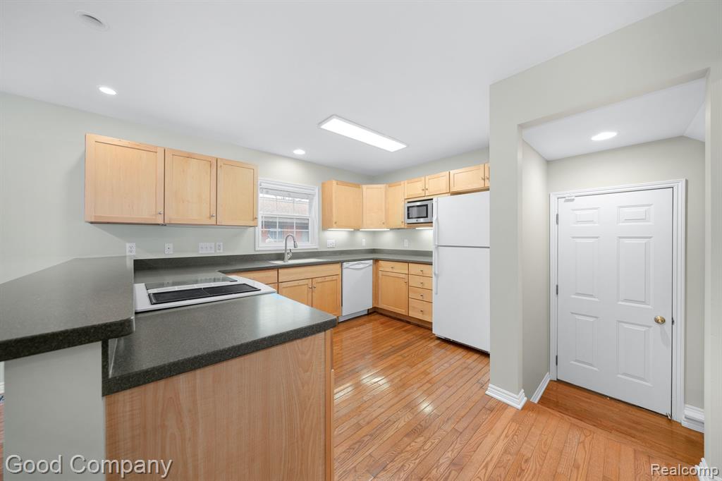 3811 Rochester Road Royal Oak, MI 48073 - Photo 3 of 26