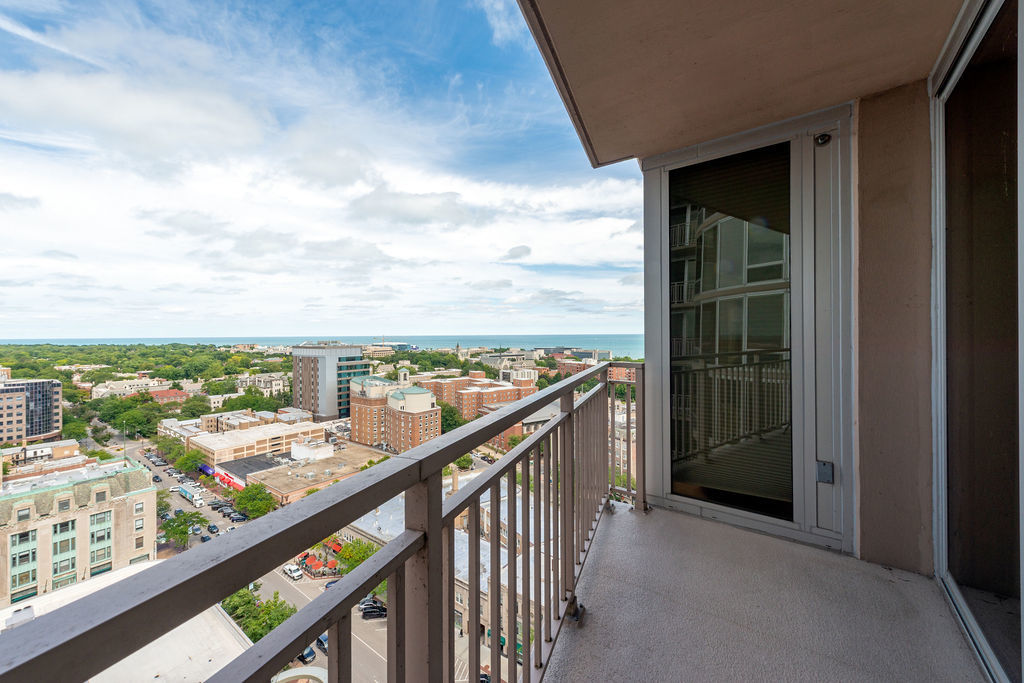 807 Davis Street, Unit 1907 Evanston, IL 60201 - Photo 16 of 20 a view of a balcony with city view