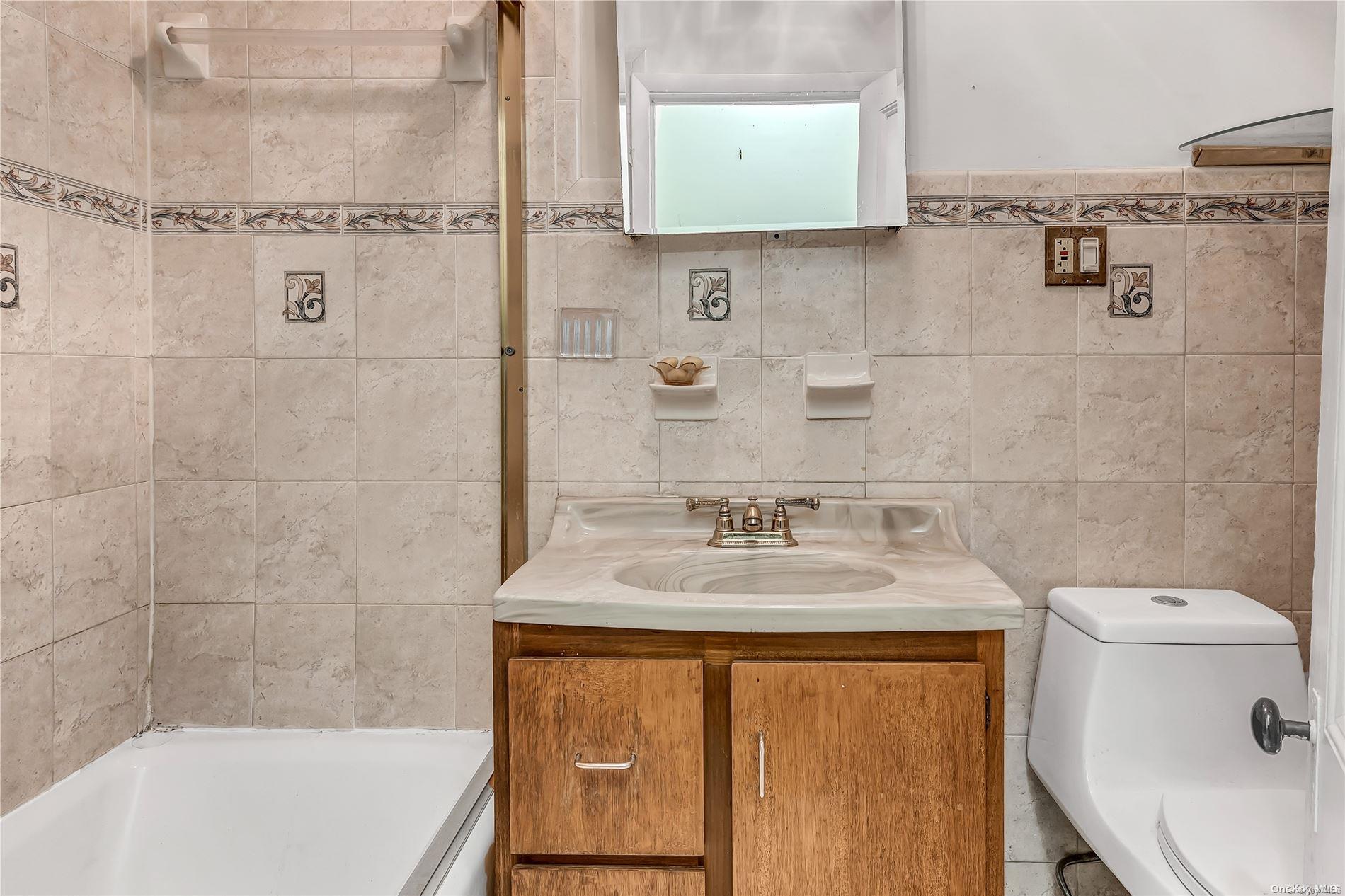 248 Eldert Street Brooklyn, NY 11207 - Photo 4 of 19 2nd FLoor Bathroom