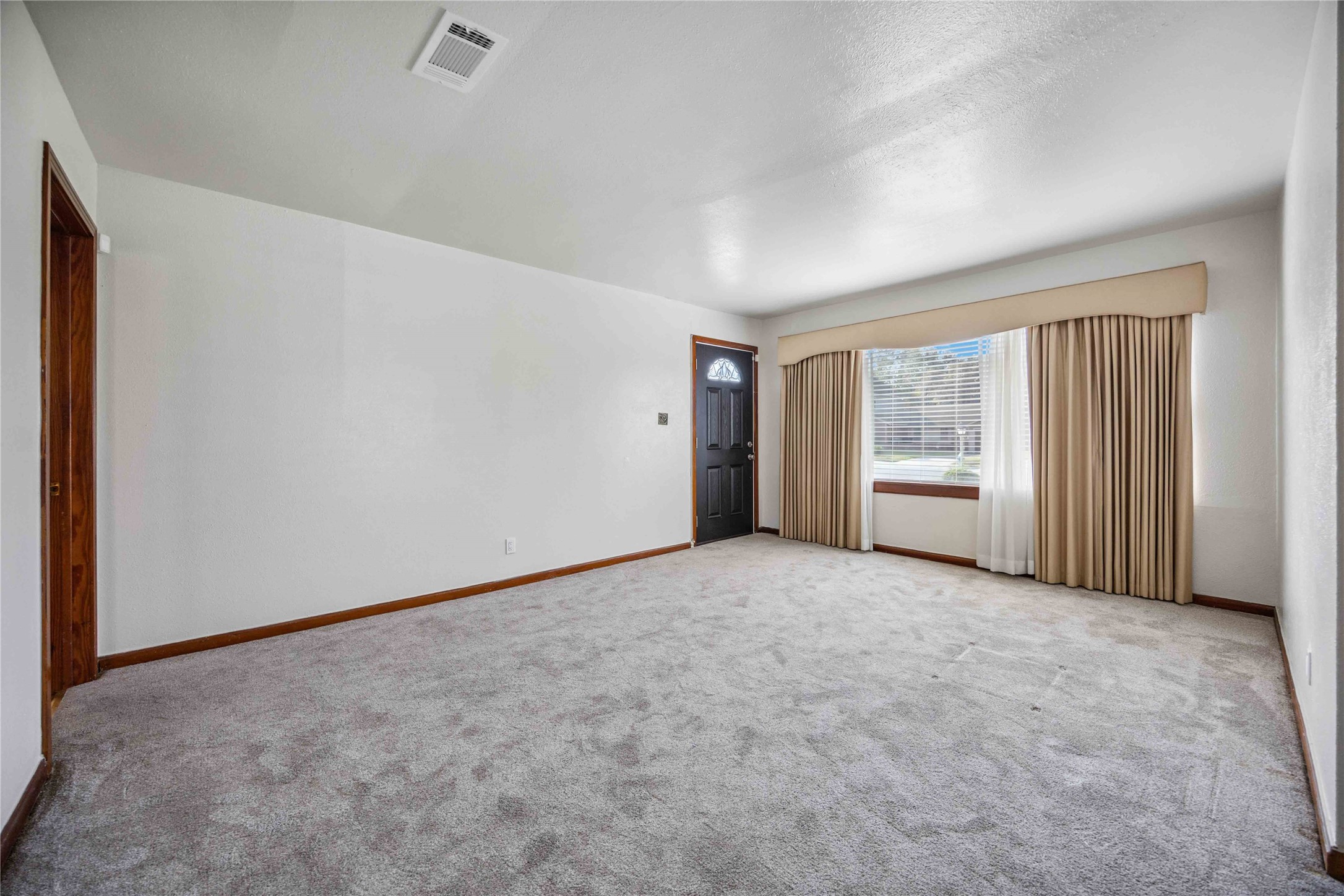 3729 Griggs Road Houston, TX 77021 - Photo 4 of 26 an empty room with windows