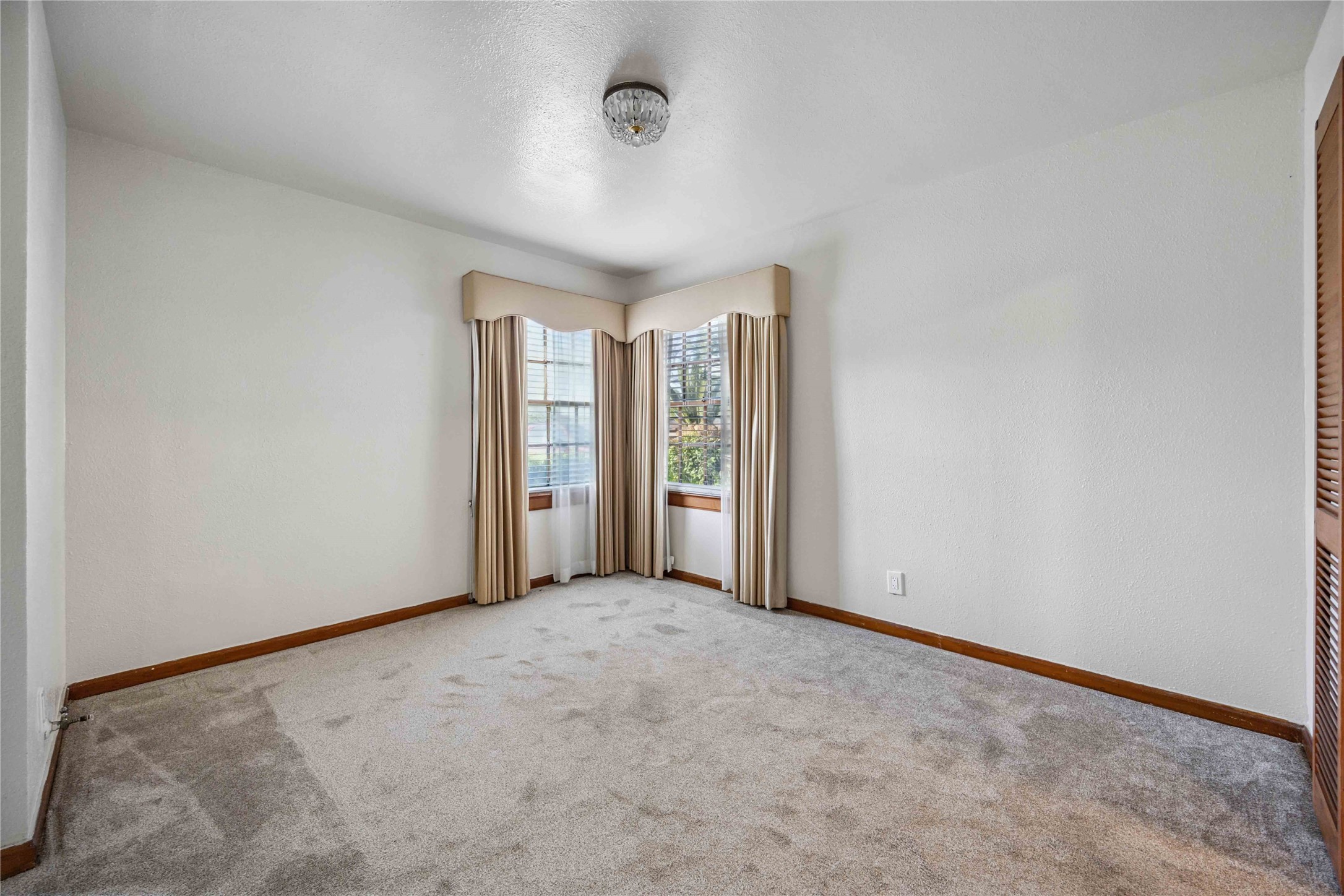 3729 Griggs Road Houston, TX 77021 - Photo 6 of 26 an empty room with windows