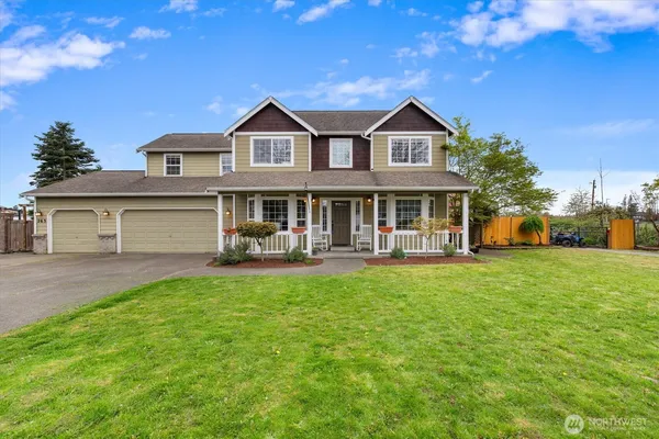 a view of a yard in front of house
