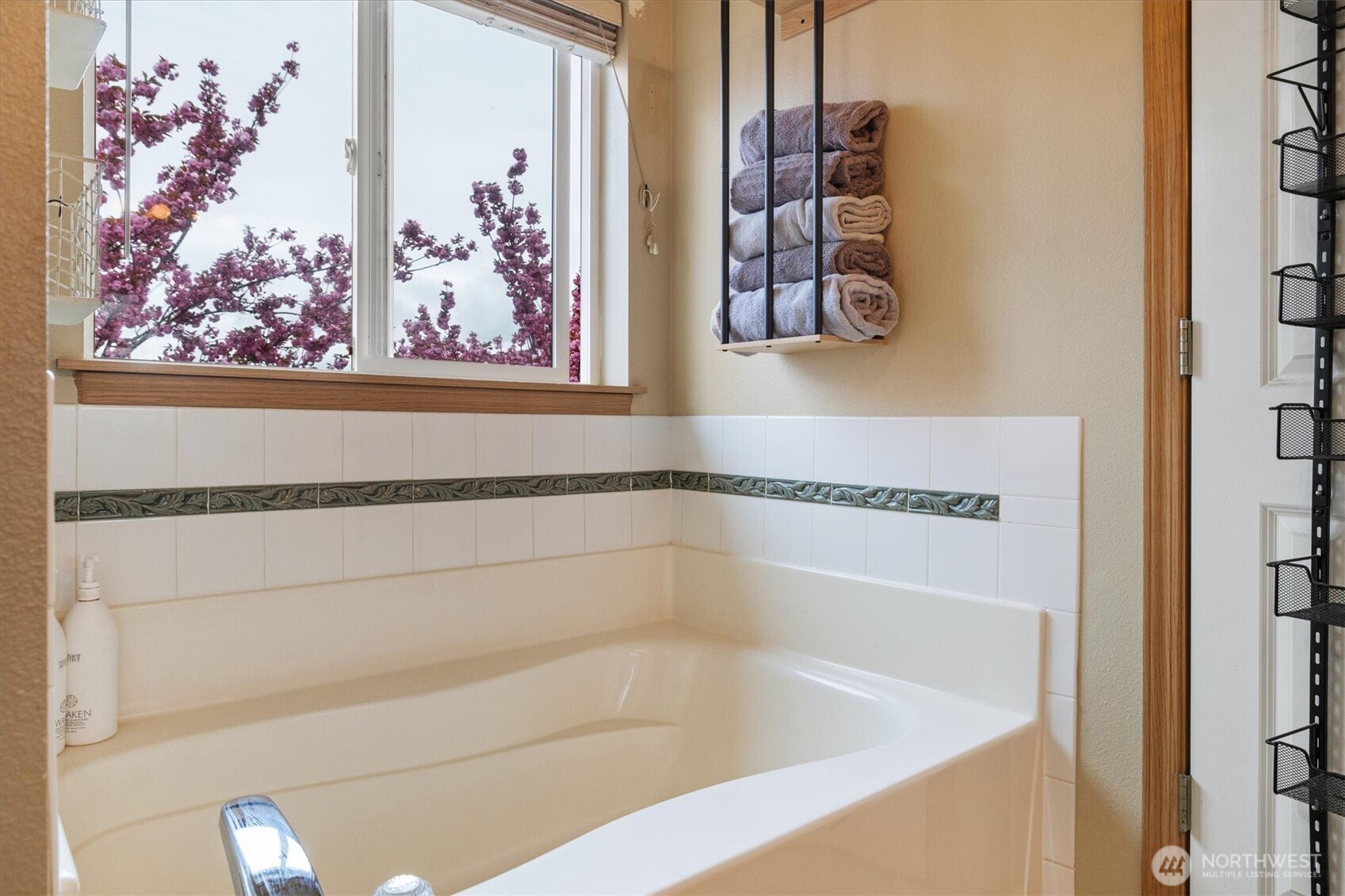 263 Hamilton Court Buckley, WA 98321 - Photo 18 of 35 a bathroom with a tub