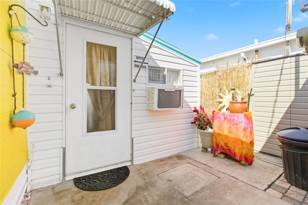 10315 Cortez Road West, Unit 142 Bradenton, FL 34210 - Photo 15 of 22 a backyard of a house with barbeque oven table and chairs