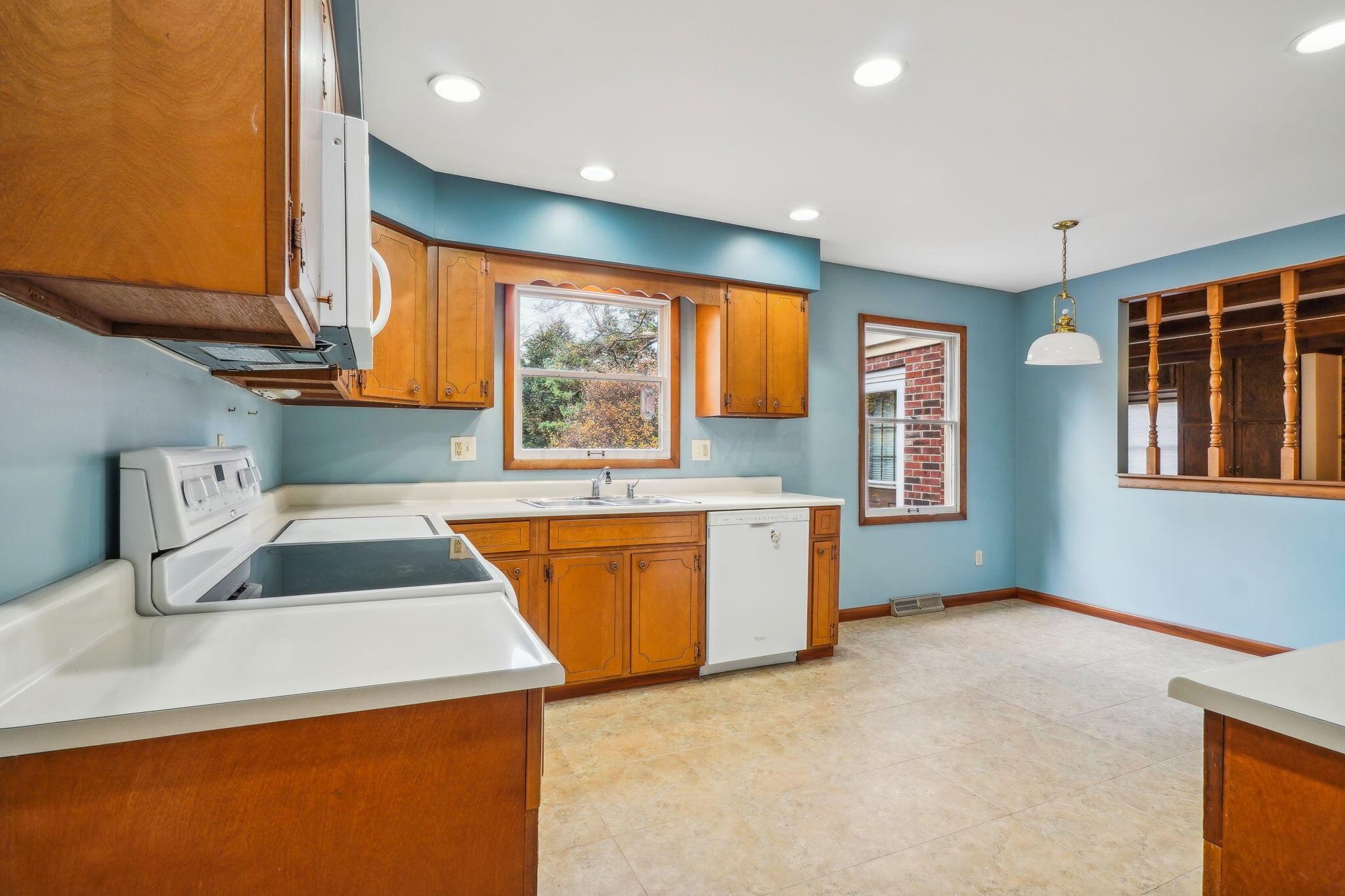 929 Old Farm Road Columbus, OH 43213 - Photo 6 of 20 Kitchen
