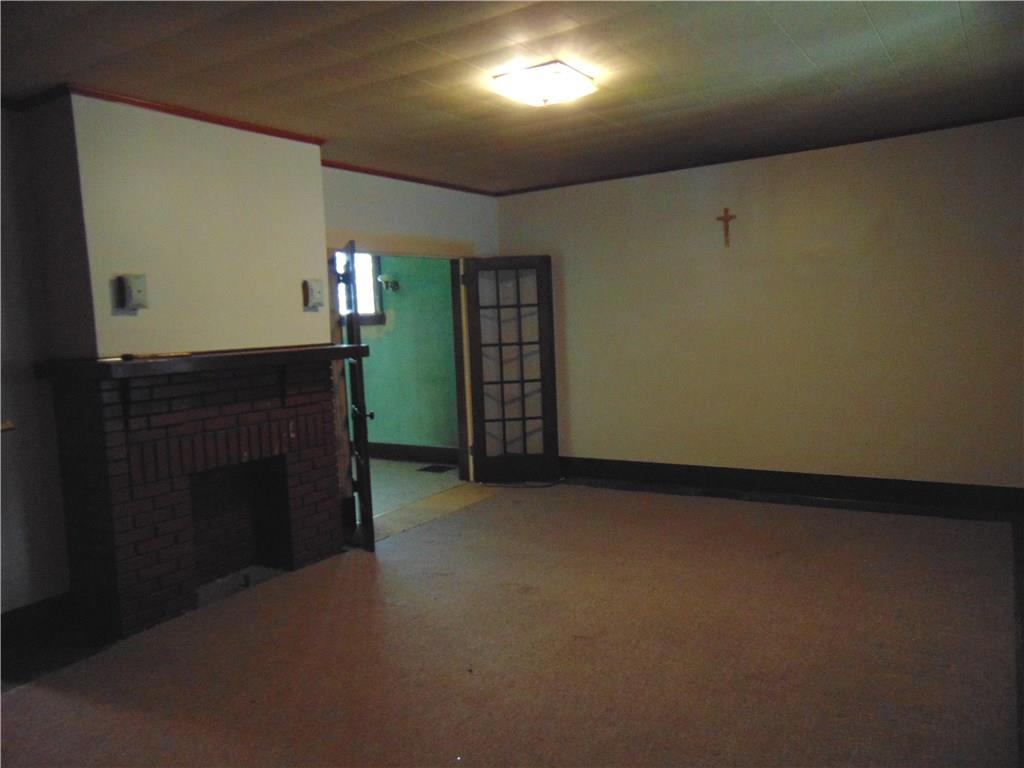 1011 3rd Street McKees Rocks, PA 15136 - Photo 4 of 6 LIVING ROOM