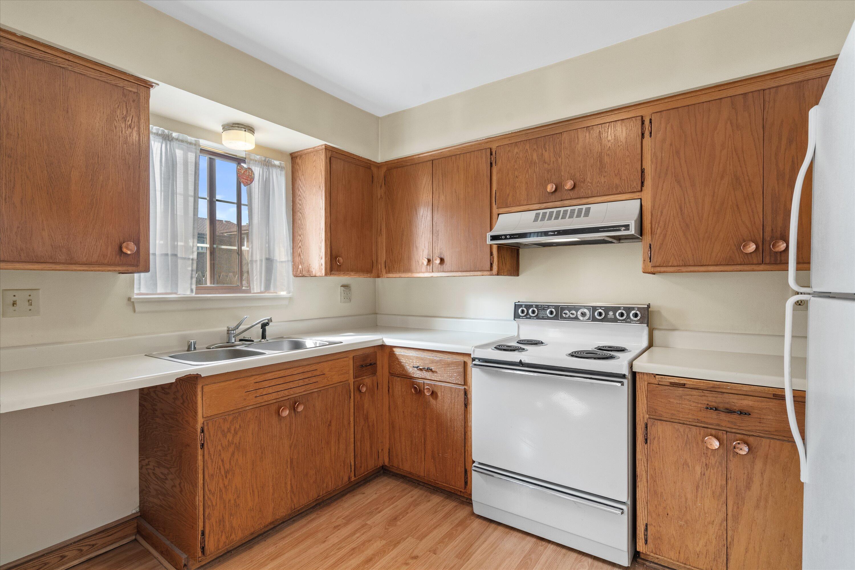 9903 Beloit Road, Unit F10 Milwaukee, WI 53227 - Photo 7 of 30 07-Kitchen w_ Appliances
