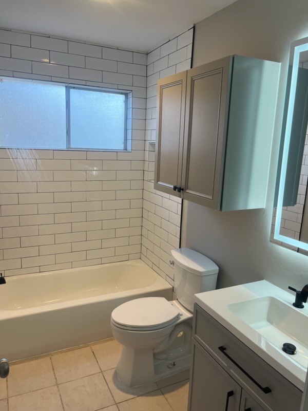 19707 Auburn Park Lane Spring, TX 77379 - Photo 13 of 16 a bathroom with a toilet a sink and bathtub